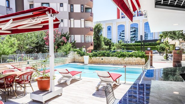 Bar junto a la piscina