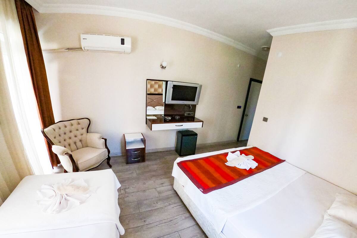 Standard Triple Room | Premium bedding, minibar, laptop workspace, WiFi (free)
