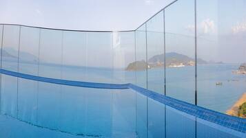 Außenpool, geöffnet von 10:30 Uhr bis 18:00 Uhr, Liegestühle