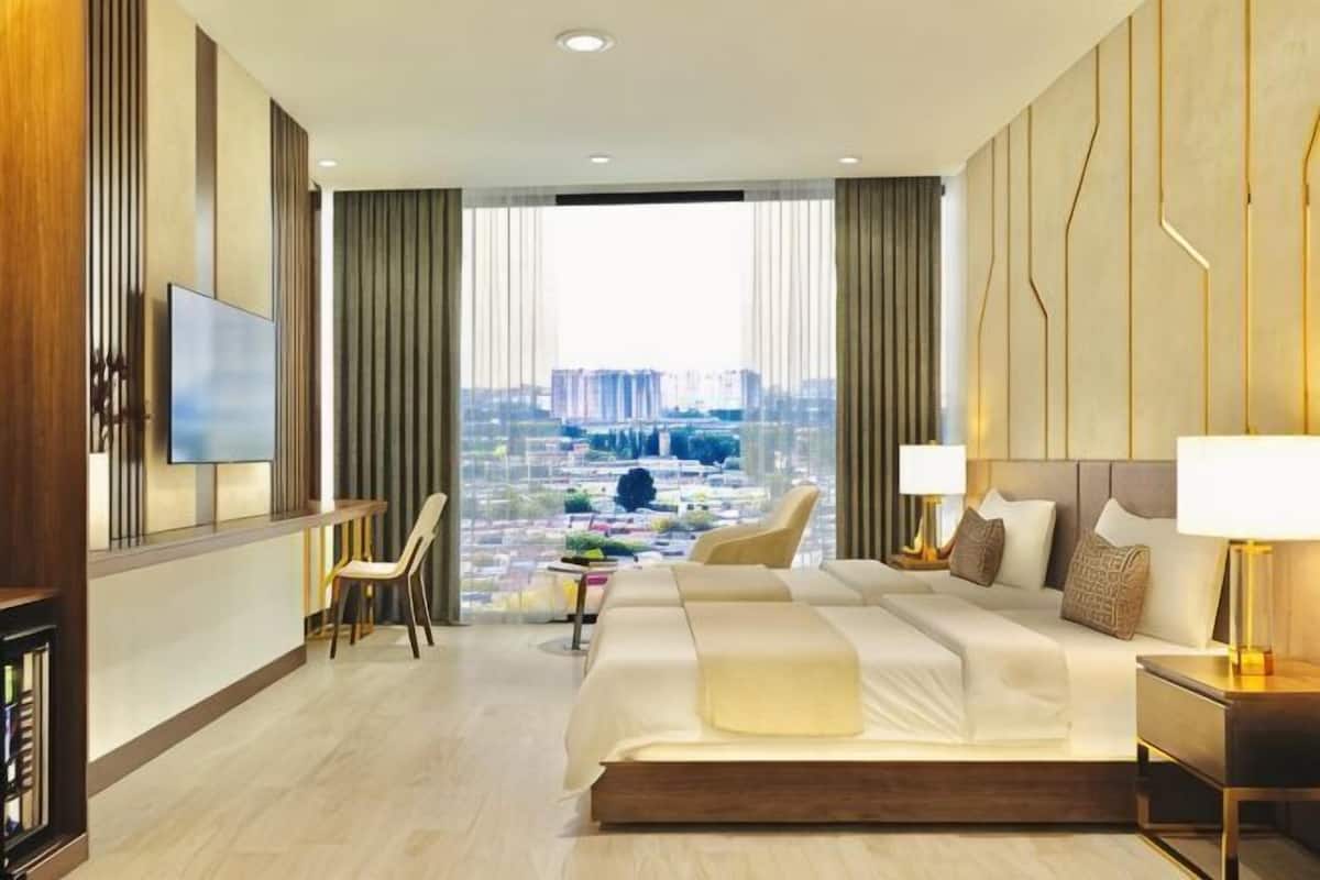 Nệm có lớp đệm bông, minibar, két bảo mật tại phòng, bàn