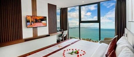 Senior Double or Twin Room, Sea View | 1 bedroom, pillowtop beds, minibar, in-room safe