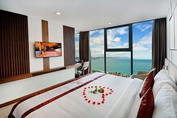 Senior Double or Twin Room, Sea View | Pillowtop beds, minibar, in-room safe, desk