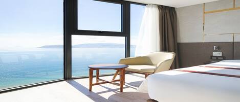 Suite básica, vista al océano | Camas con pillow-top, minibar y caja de seguridad en la habitación