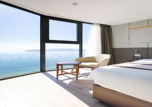 Suite básica, vistas al mar | Colchones con acolchado adicional, minibar, caja fuerte y escritorio