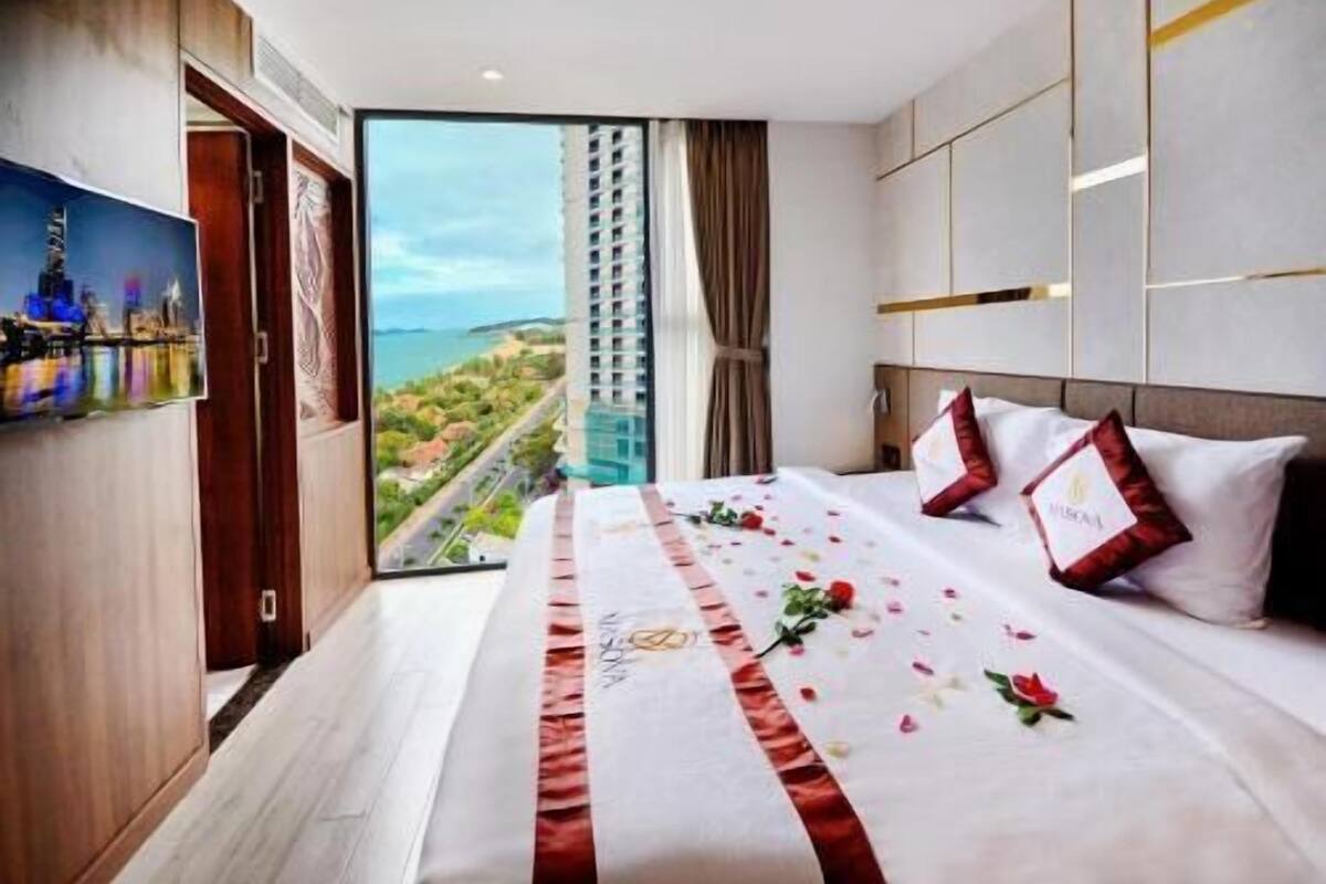 Nệm có lớp đệm bông, minibar, két bảo mật tại phòng, bàn