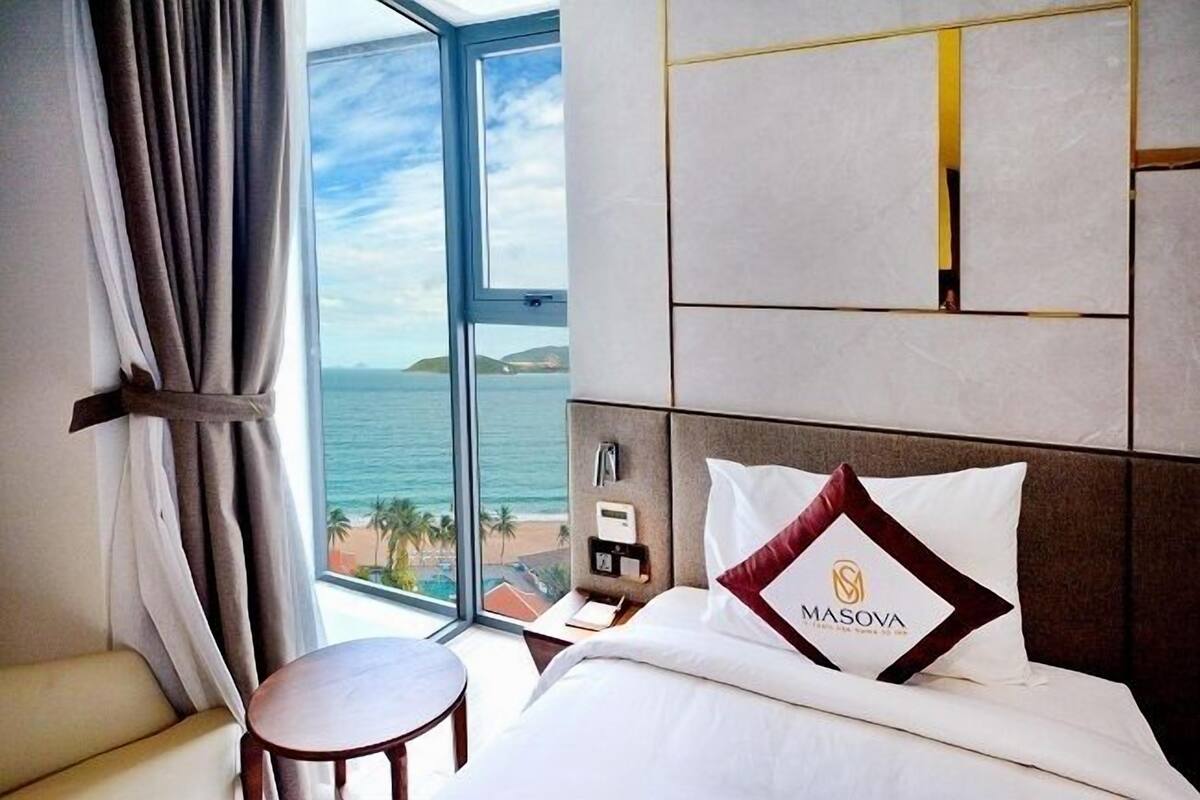 Phòng đôi hoặc 2 giường đơn Deluxe, quang cảnh một góc biển | Nệm có lớp đệm bông, minibar, két bảo mật tại phòng, bàn