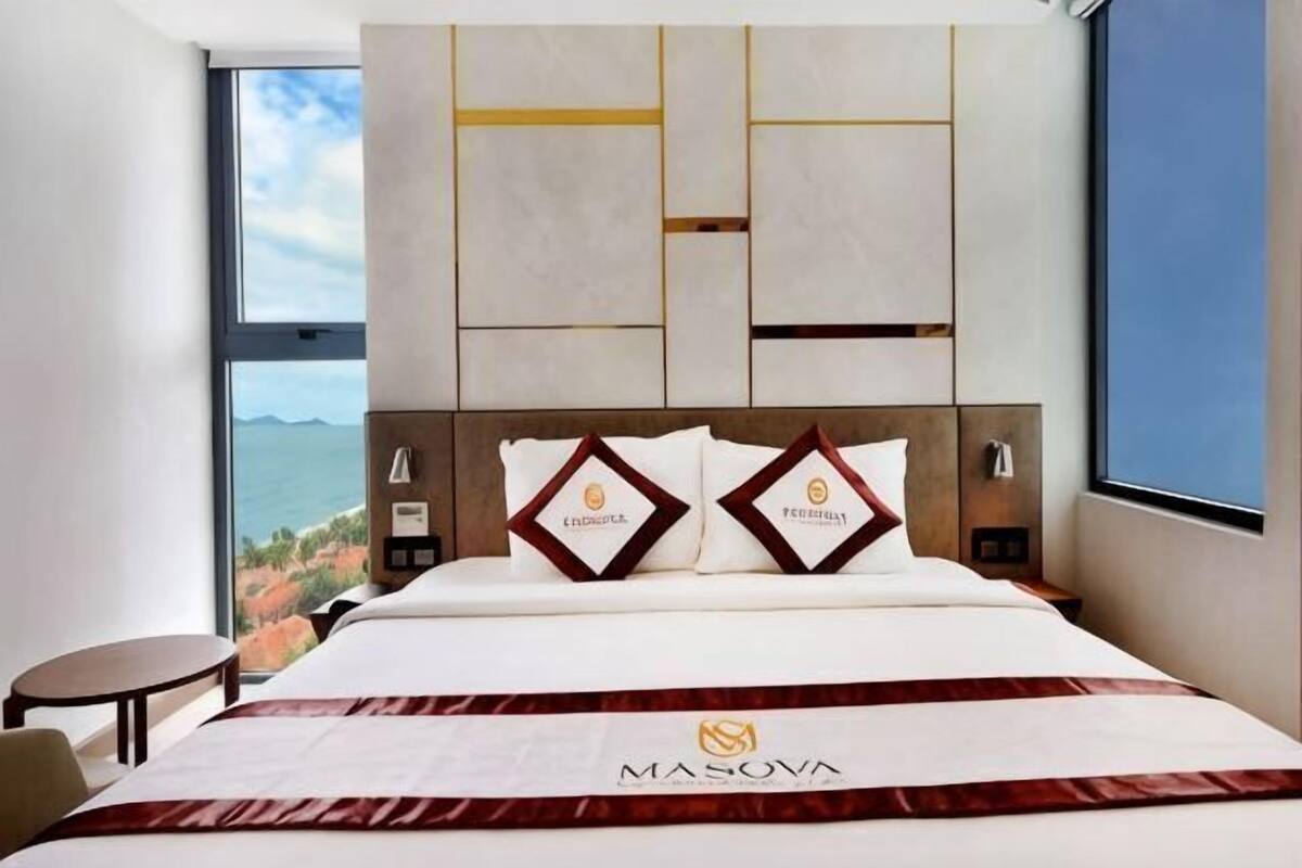 Nệm có lớp đệm bông, minibar, két bảo mật tại phòng, bàn