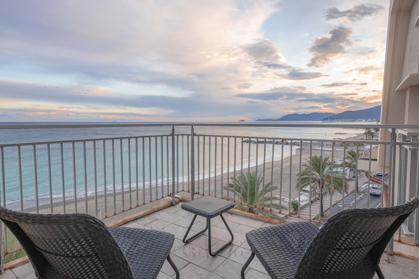 Minibar, escritorio, sistema de insonorización y wifi gratis