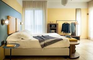 Deluxe Double or Twin Room, Beachfront | Minibar, desk, soundproofing, free WiFi - Hotel Jolly Roger (Pietra Ligure)
