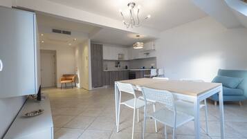 Appartamento, di fronte alla spiaggia | Minibar, una scrivania, insonorizzazione, Wi-Fi gratuito