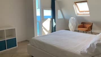 Appartamento, di fronte alla spiaggia | Minibar, una scrivania, insonorizzazione, Wi-Fi gratuito