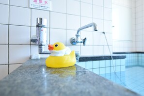 家庭独立别墅 | 浴室 | 淋浴/盆浴组合、泉水浴缸、免费洗浴用品、吹风机