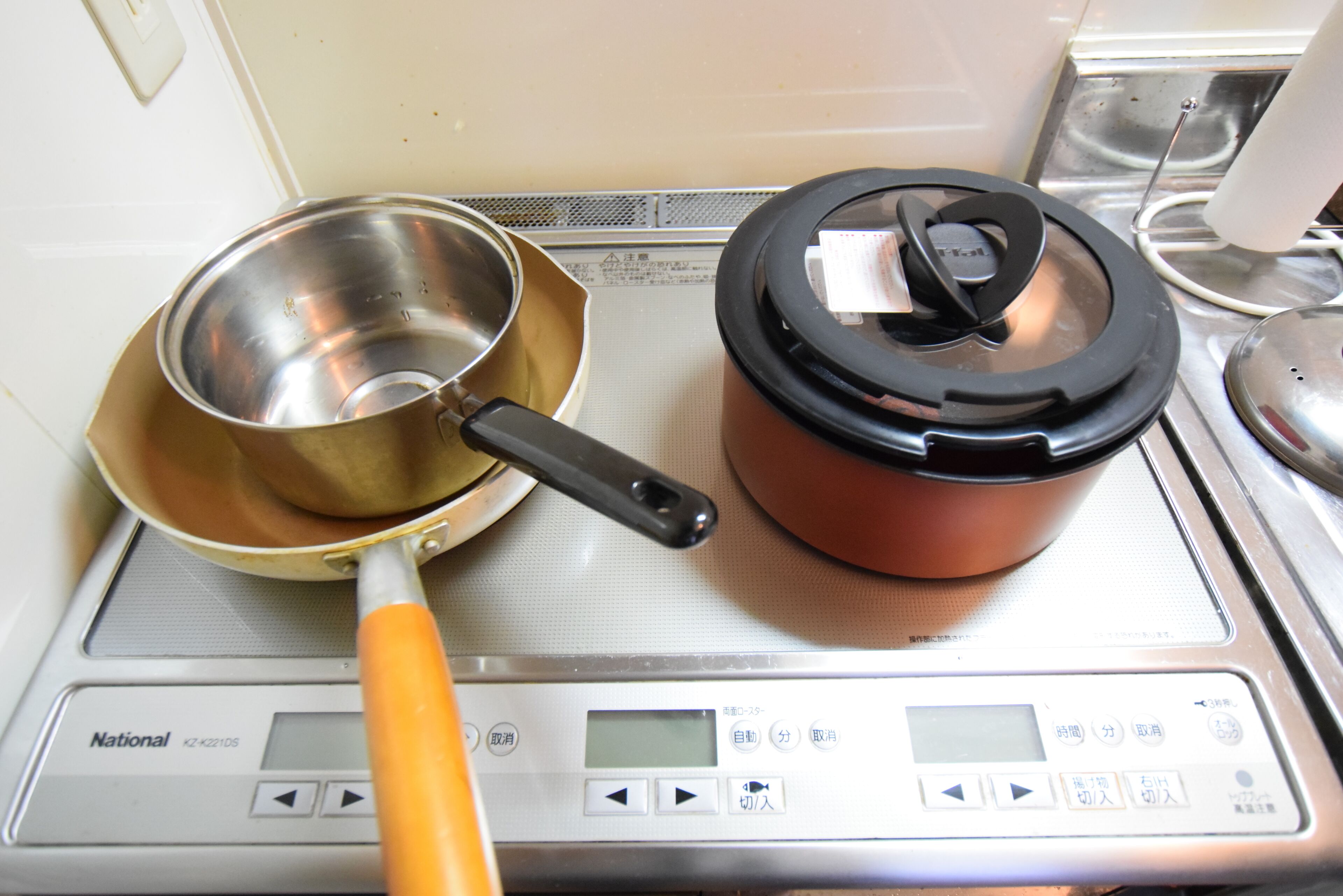 A kitchen scale with a frying pan and a pot on it.