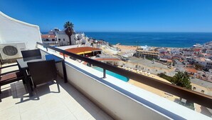 Un balcone con vista sul mare e una piscina.