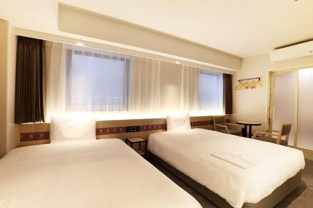 客房内保险箱、遮光窗帘、免费 WiFi、床单