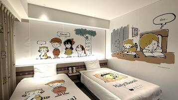 Ein Hotelzimmer mit zwei Betten, jedes mit einer Hidy!Rascal-decke, einem großen Wandbild mit Figuren und einem Vorhangfenster.