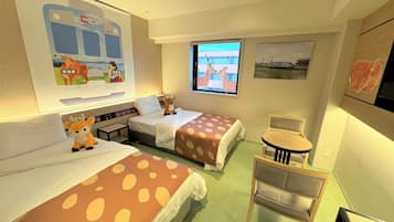 Een hotelkamer met twee bedden, een tafeltje, een stoel, een televisie en een raam met uitzicht.