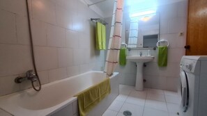 Bathtub, towels - Albufeira, 5 minutes to the beach (41) (Albufeira)