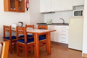 Fridge, microwave, oven, coffee/tea maker