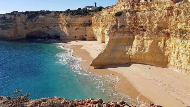 Un paysage côtier avec des falaises et une plage.