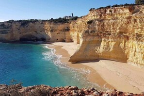 Un paisaje costero con acantilados y una playa.