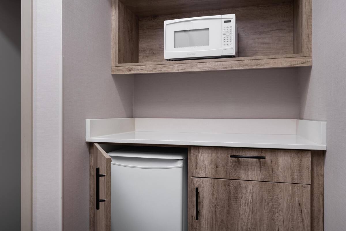 1 bedroom, premium bedding, pillow-top beds, in-room safe