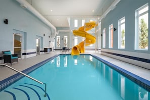 Piscine couverte, chaises longues