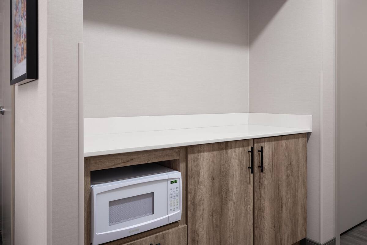 Chambre Standard, 1 trÚs grand lit, accessible aux personnes à mobilité réduite (Walk-in Shower)
