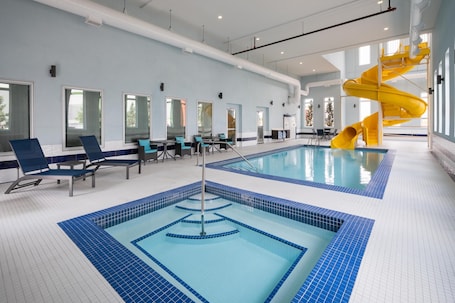 Indoor pool, sun loungers. Best Western Premier Executive Residency Medicine Hat