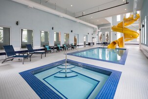 Indoor pool, sun loungers