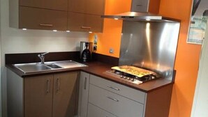 Coffee/tea maker, fridge, microwave, oven - Small house with interior patio (Vannes)