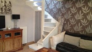 TV, fireplace - Small house with interior patio (Vannes)