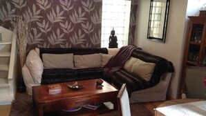 TV, fireplace - Small house with interior patio (Vannes)