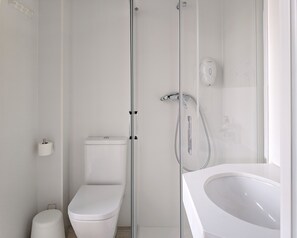 Douche, sèche-cheveux, savon, shampoing