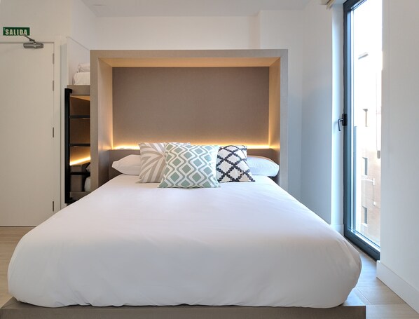 小型套房 | 羽绒被、办公桌、隔音、免费 WiFi