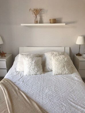 5 bedrooms, iron/ironing board, WiFi, bed sheets