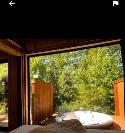 Standard Studio, 1 Bedroom | Minibar, bed sheets