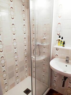 Shower, hair dryer, towels, toilet paper - Fantastic house on the seafront in Binibeca (Binibequer)