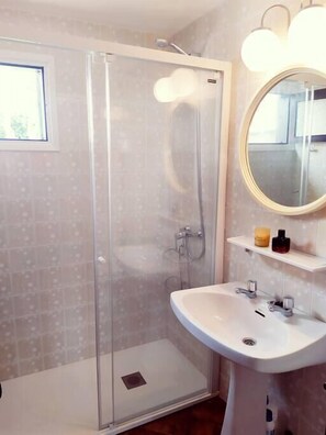 Shower, hair dryer, towels, toilet paper - Fantastic house on the seafront in Binibeca (Binibequer)