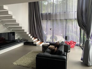 Fernseher, Tischtennisplatte