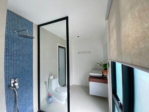 Shower, hair dryer, towels