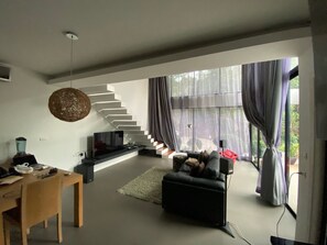 TV, ping pong - Unique Loft in phuket (phuket)