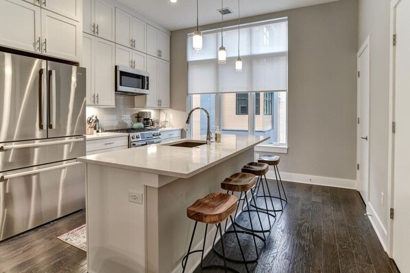 Jääkaappi, mikroaaltouuni, uuni, liesi