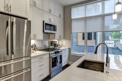 Townhome with Large Rooftop Terrace