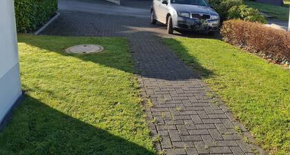 Sehr ruhiger, in nahezu grüner Umgebung