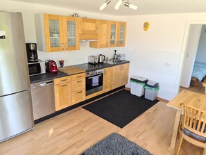 Fridge, microwave, oven, stovetop - Very quiet, in almost green surroundings (Solingen)
