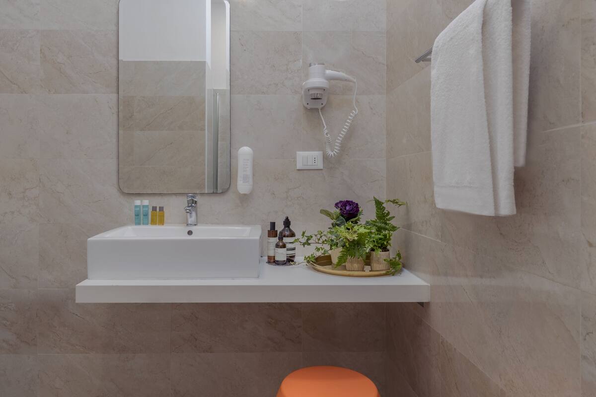 shower, rainfall showerhead, bidet, towels