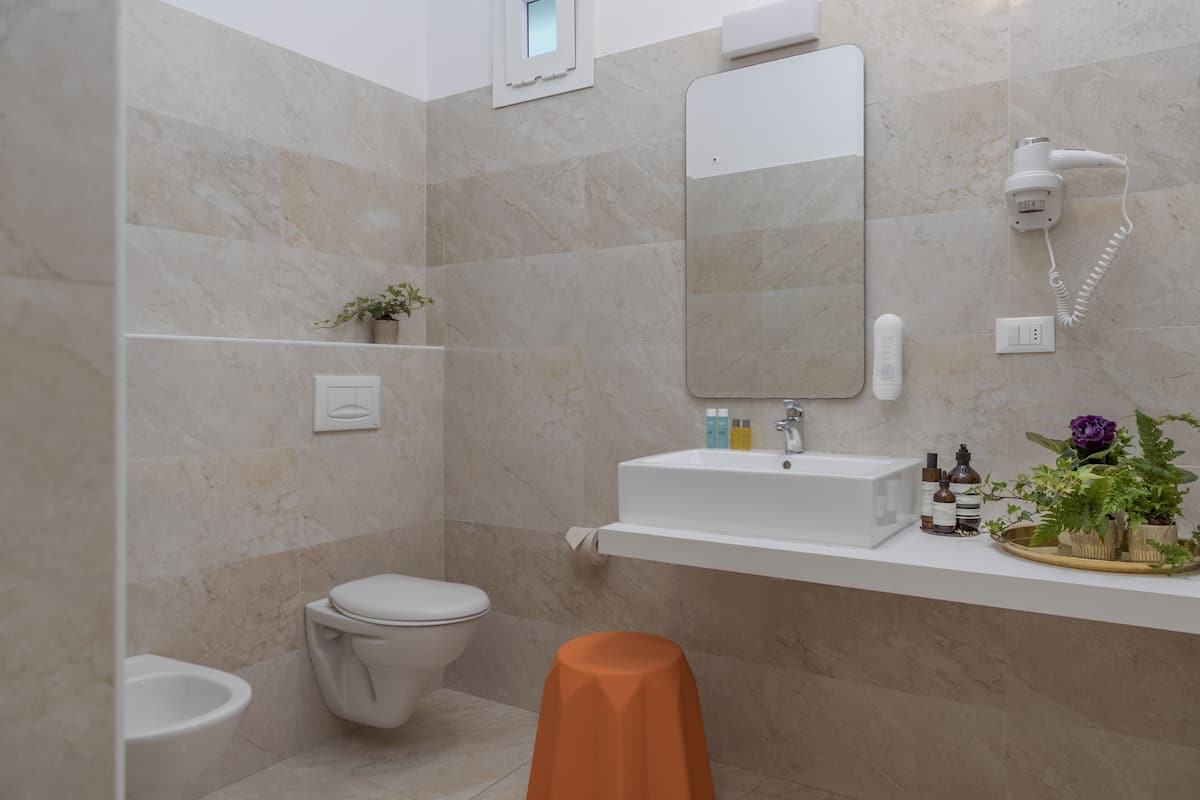 shower, rainfall showerhead, bidet, towels