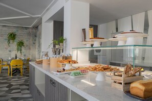Petit déjeuner buffet (9 EUR par personne)
