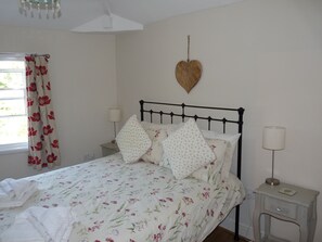 3 bedrooms, iron/ironing board, travel crib, free WiFi - East Cottage, CHURCH STRETTON (Church Stretton)